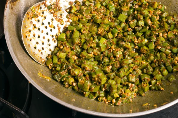 Masala indiana frito bhindi ou joaninha — Fotografia de Stock