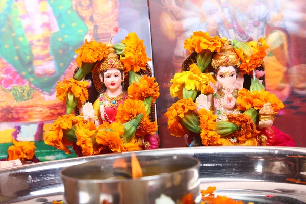Tanrıça lakshmi ve lord ganesha heykel, kavram dua