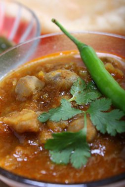 choley üzerine yeşil biber ile