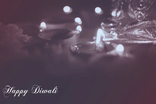 Lámparas de aceite de barro indio con texto diwali feliz, temporada de festivales, vi — Foto de Stock