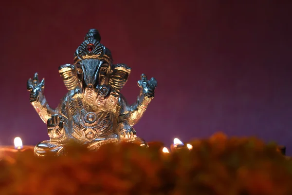 Ganesh idolo splendente grazie alla lampada ad olio, stagione delle feste — Foto Stock