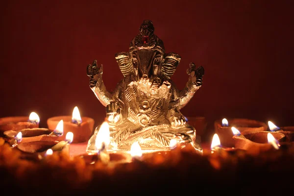 Ganesh ídolo que rodea con lámpara de aceite, temporada de festivales —  Fotos de Stock