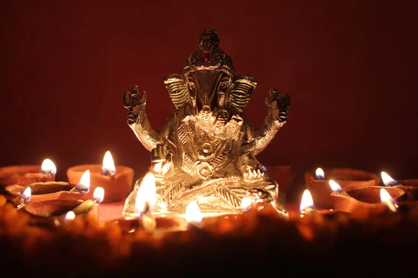 Ganesh Idol çevreleyen yağ lambası ile festival sezonu