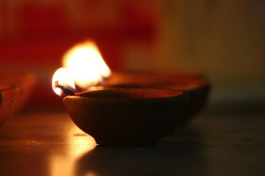 Geleneksel kandil Diwali Festivali vesilesiyle yaktı