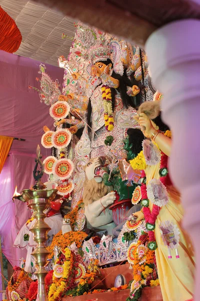 Standbeeld van godin durga, versierd tijdens pooja navratri — Stockfoto