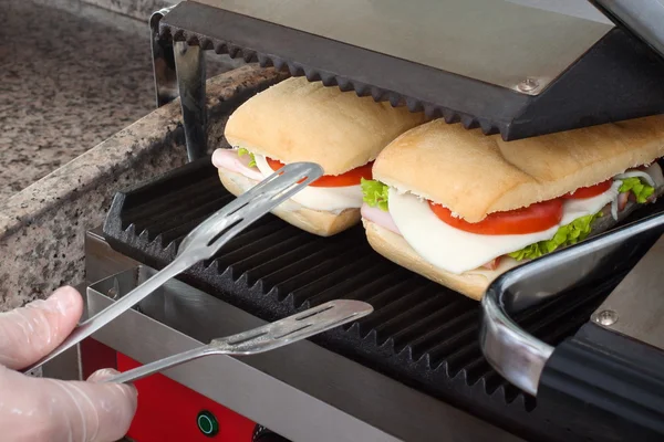 Готуйте смачні смажені бутерброди — стокове фото