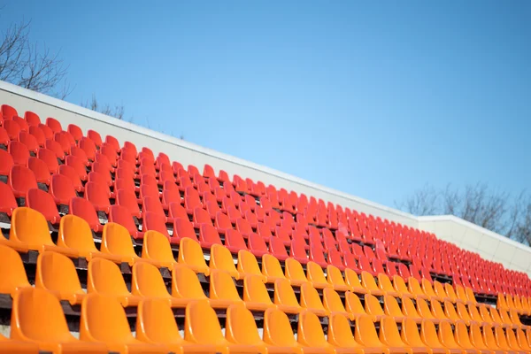 Lugares vermelhos estádio vazio — Fotografia de Stock