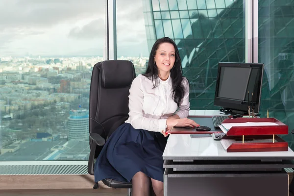 Fille employé de bureau dans un gratte-ciel intérieur — Photo