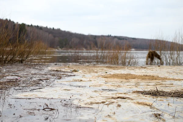 Contaminación del agua en el río — Foto de Stock