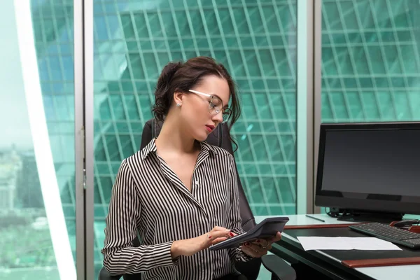 Retrato de una chica trabajadora de oficina — Foto de Stock