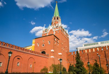 Kırmızı kremlin duvarın arkasında kuleleri Moskova