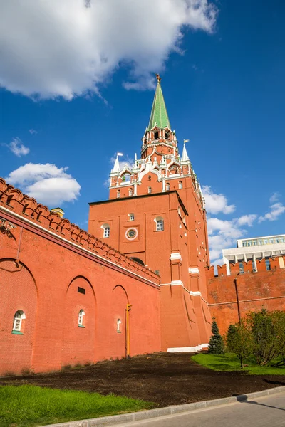 Башни Москвы за красной кремлевской стеной — стоковое фото