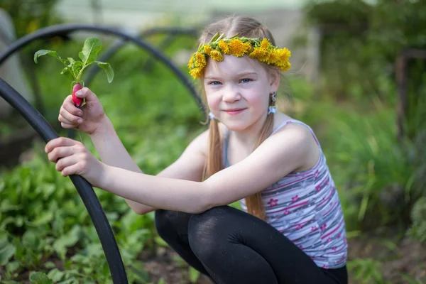 Meisje werken in moestuin — Stockfoto