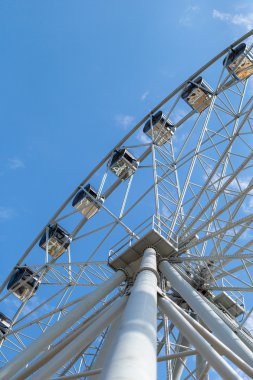 Dönme dolap sevinç gökyüzü eğlence parkı