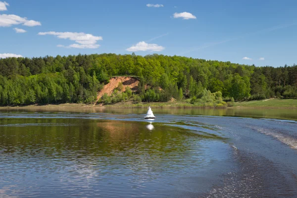 Rivière aux reflets et ciel nuageux bleu — Photo