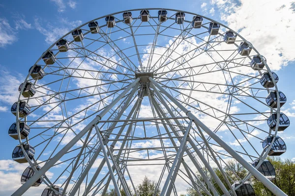 Ferris rueda alegría cielo parque de atracciones — Foto de Stock