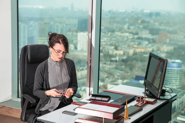 Moderne Geschäftsfrau im Bürogebäude — Stockfoto