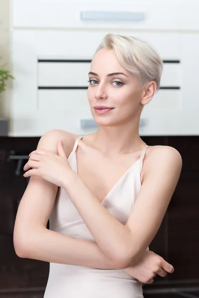 Portrét blondýna s krátkými vlasy — Stock fotografie