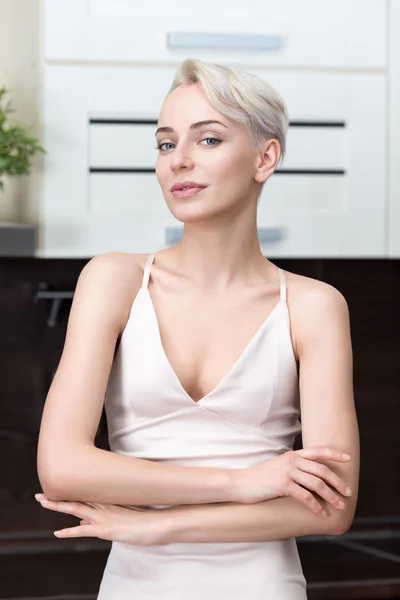 Portrét blondýna s krátkými vlasy — Stock fotografie