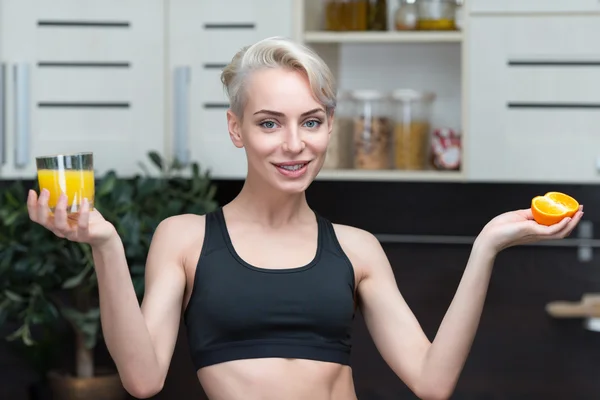 Frau mit Orange — Stockfoto