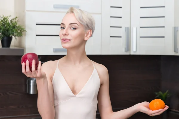 Mädchen hält Obst in Händen — Stockfoto