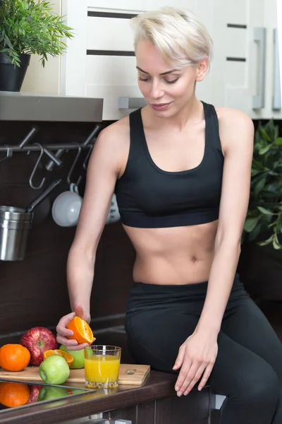 Jonge vrouw met organische of fruit — Stockfoto