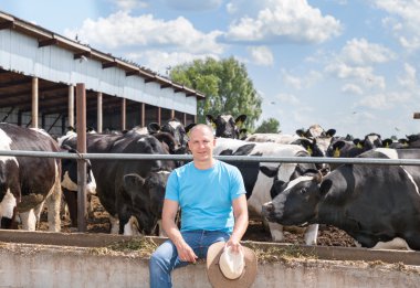 adam çiftçi süt ineklerin ile çiftlikte çalışma