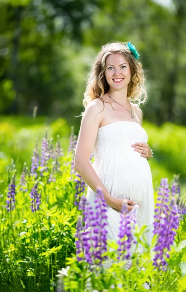 Femme enceinte sur la nature — Photo