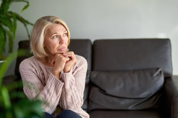 Porträt Seniorin sitzt auf Sofa — Stockfoto