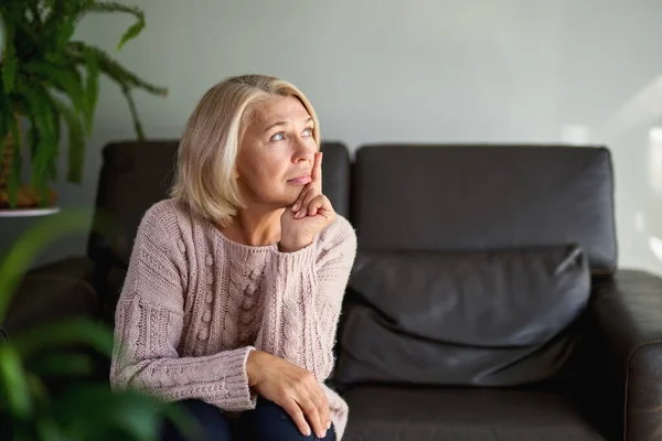 Nahaufnahme Porträt Seniorin Sitzt Auf Sofa — Stockfoto