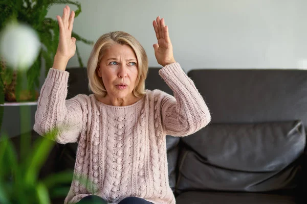 Nahaufnahme Porträt Seniorin Sitzt Auf Sofa — Stockfoto