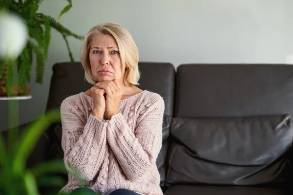 Nahaufnahme Porträt Seniorin Sitzt Auf Sofa — Stockfoto