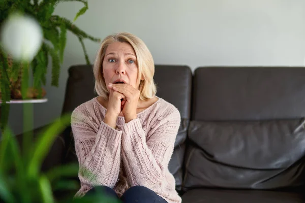 Nahaufnahme Porträt Seniorin Sitzt Auf Sofa — Stockfoto