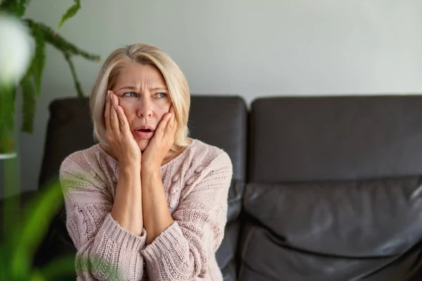 Zamknij Się Portret Smutna Seniorka Siedzi Kanapie — Zdjęcie stockowe