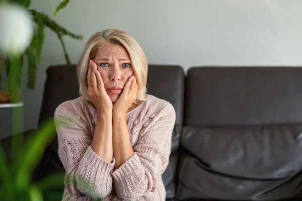 Ritratto Triste Donna Anziana Seduta Sul Divano — Foto Stock