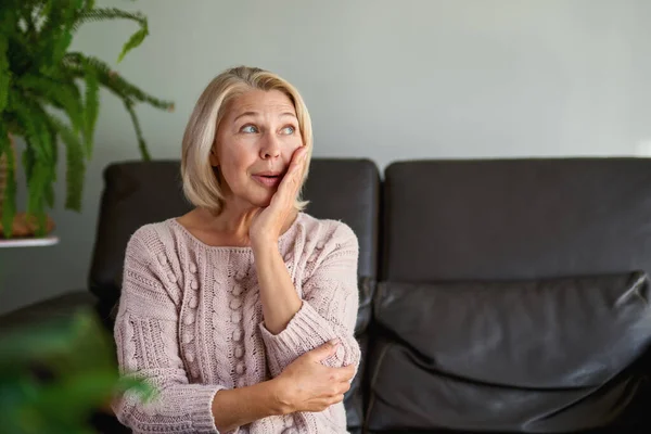 Nahaufnahme Porträt Seniorin Sitzt Auf Sofa — Stockfoto