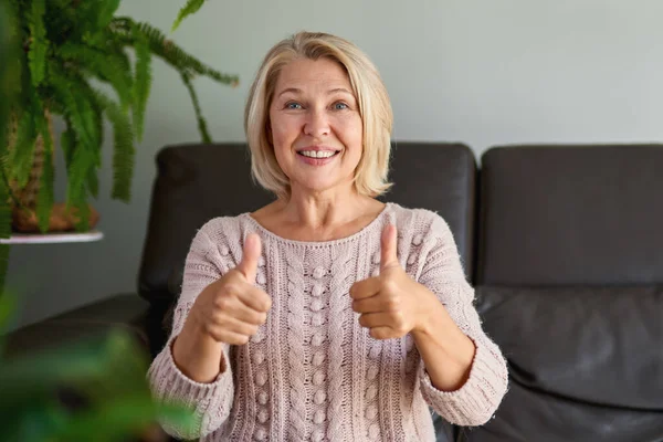 Close Portret Senior Vrouw Zitten Bank — Stockfoto