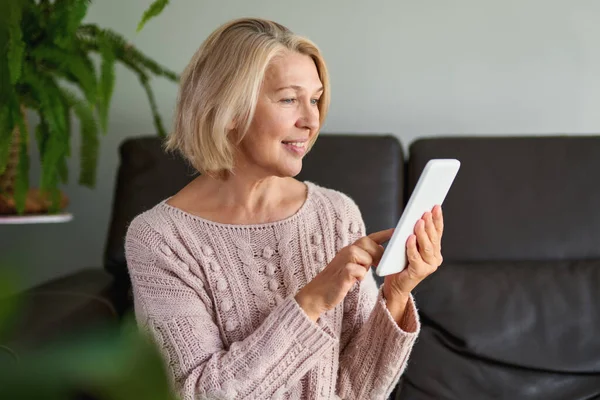 Volwassen Vrouw Zittend Bank Met Behulp Van Digitale Tablet Surfen — Stockfoto