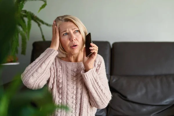 Senior Vrouw Een Telefoongesprek Zittend Een Bank Woonkamer Een Huis — Stockfoto