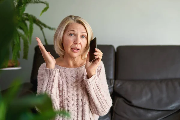 Senior Vrouw Een Telefoongesprek Zittend Een Bank Woonkamer Een Huis — Stockfoto