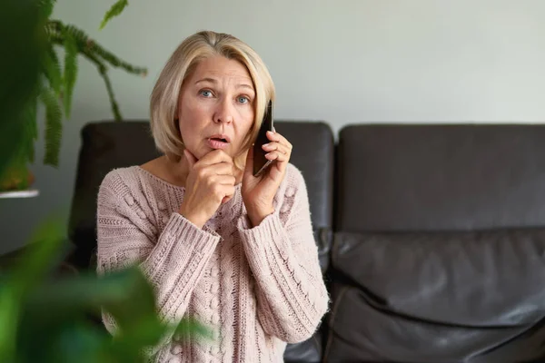 Starsza Kobieta Rozmowie Telefonicznej Siedzi Kanapie Salonie Domu — Zdjęcie stockowe