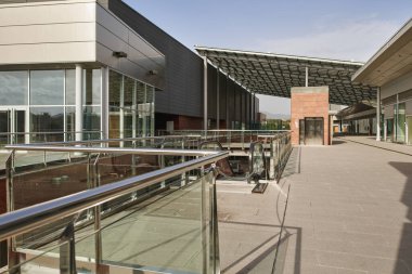 Büyük boş bir alışveriş merkezi