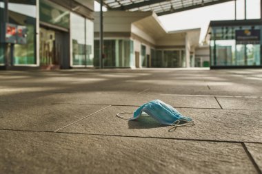 Boş bir alışveriş merkezinde antivirüs maskesi