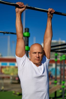 Antrenman yaşam tarzı konsepti. Bar egzersizi yapan bir adam..