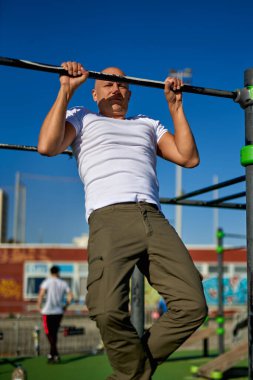 Antrenman yaşam tarzı konsepti. Bar egzersizi yapan bir adam..