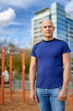 Sokakta bir adamın portresi.