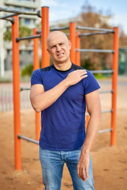 Sokakta bir adamın portresi.