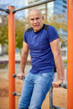 Sokakta bir adamın portresi.