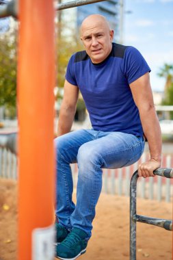 Sokakta bir adamın portresi.