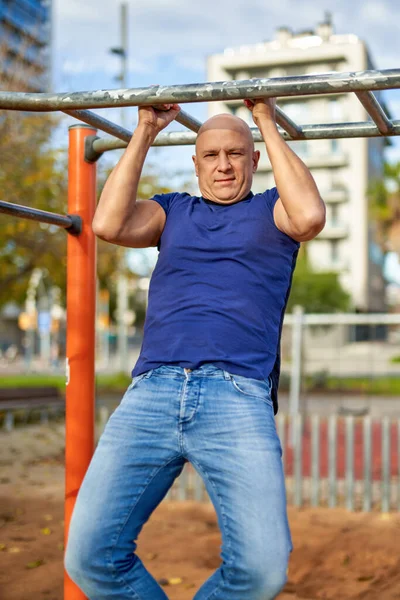 Retrato de um homem em um ponto de rua — Fotografia de Stock